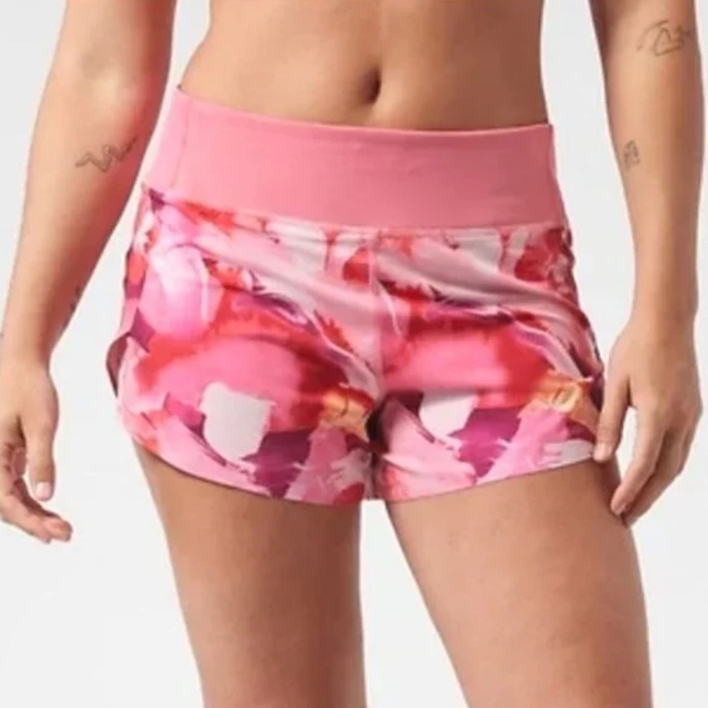 Athleta Run With It 4.5” Short Size M Painted Energy Coral Running